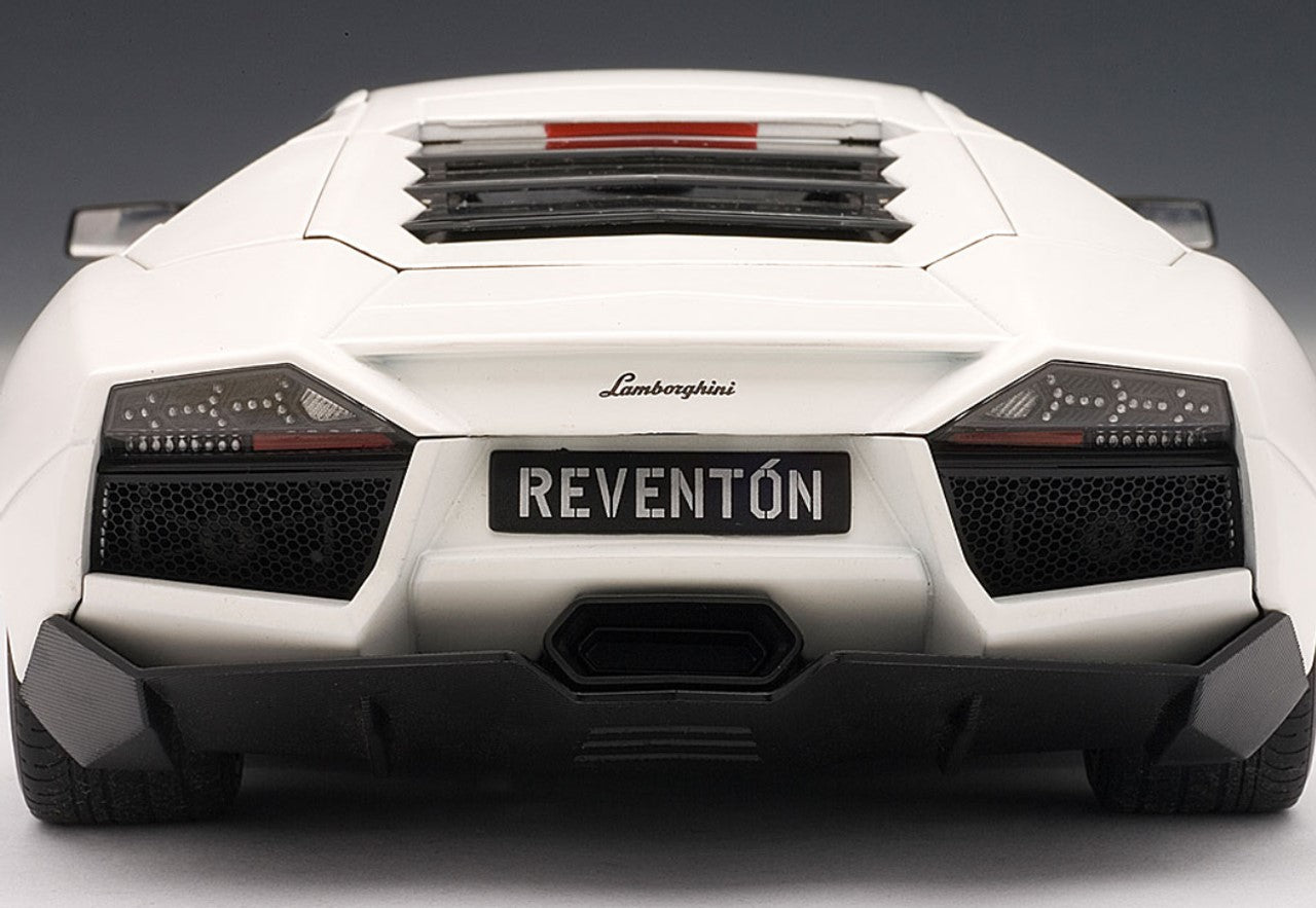 1:18 Lamborghini Reventon - Matt White - AUTOart - 74594