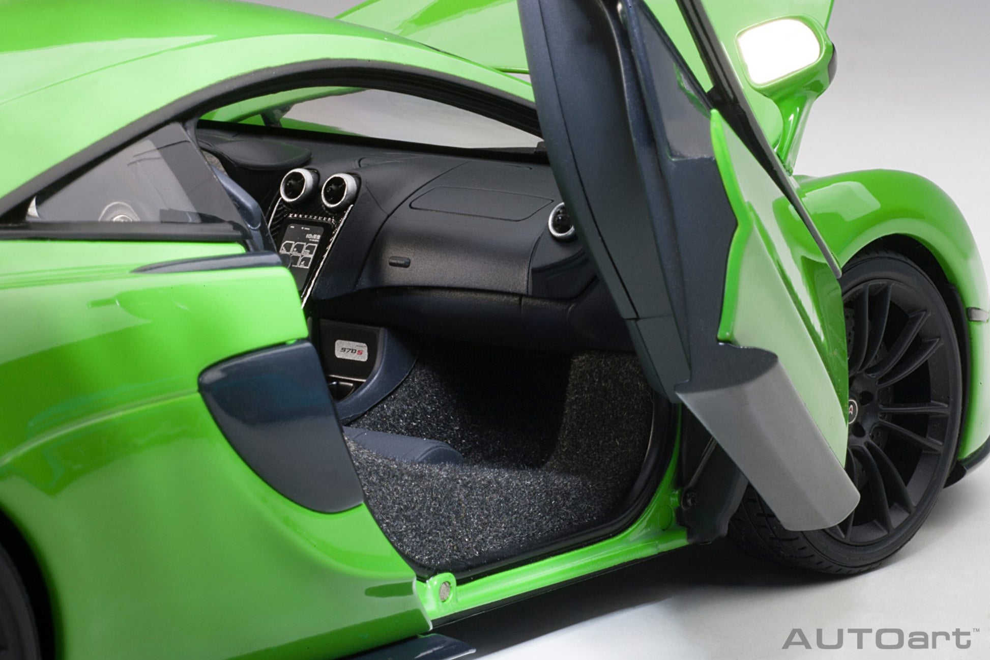1:18 McLaren 570S - Mantis Green /Black Wheels - AUTOart - 76042