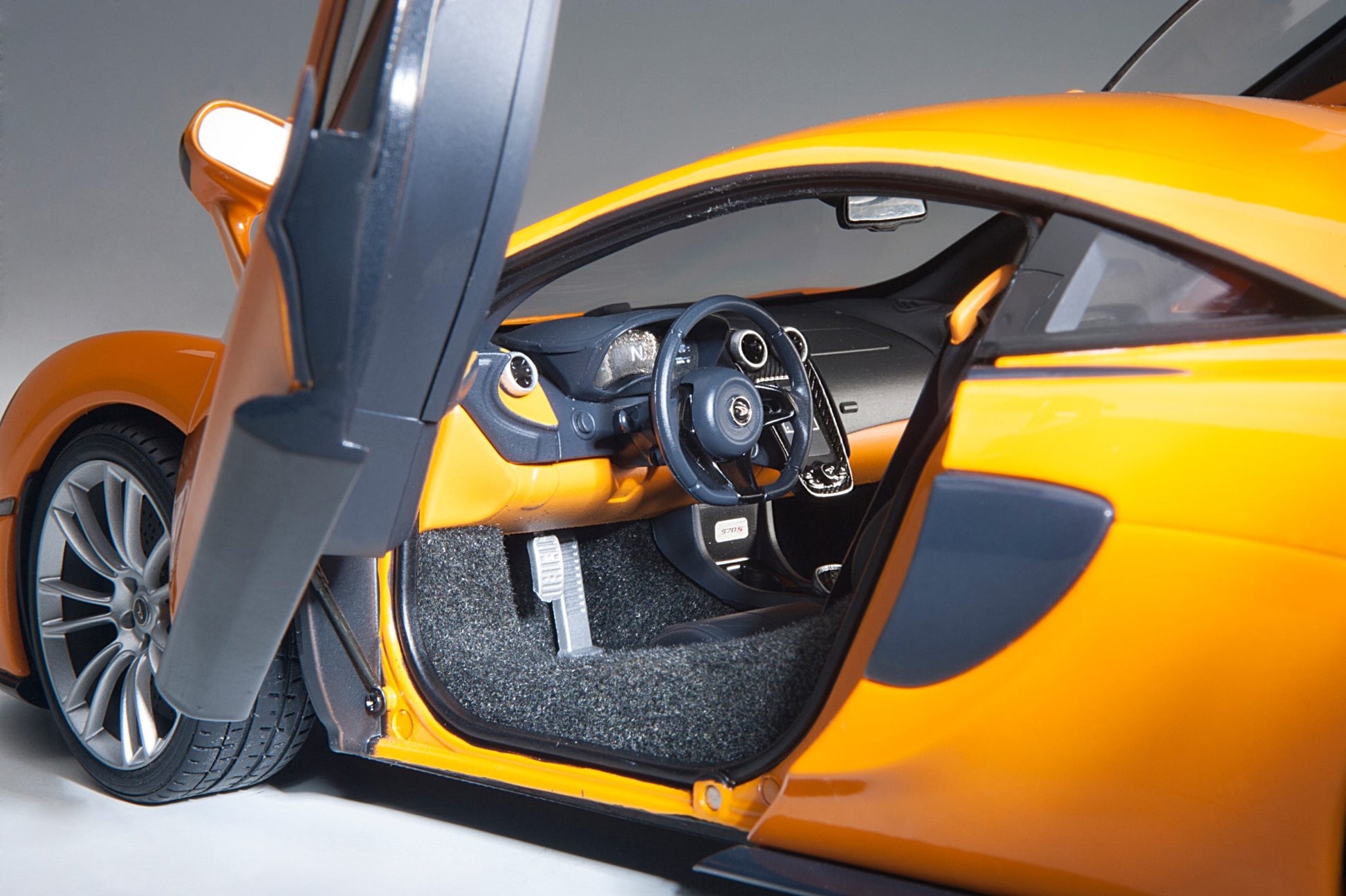 1:18 McLaren 570S - McLaren Orange /Silver Wheels - AUTOart - 76044