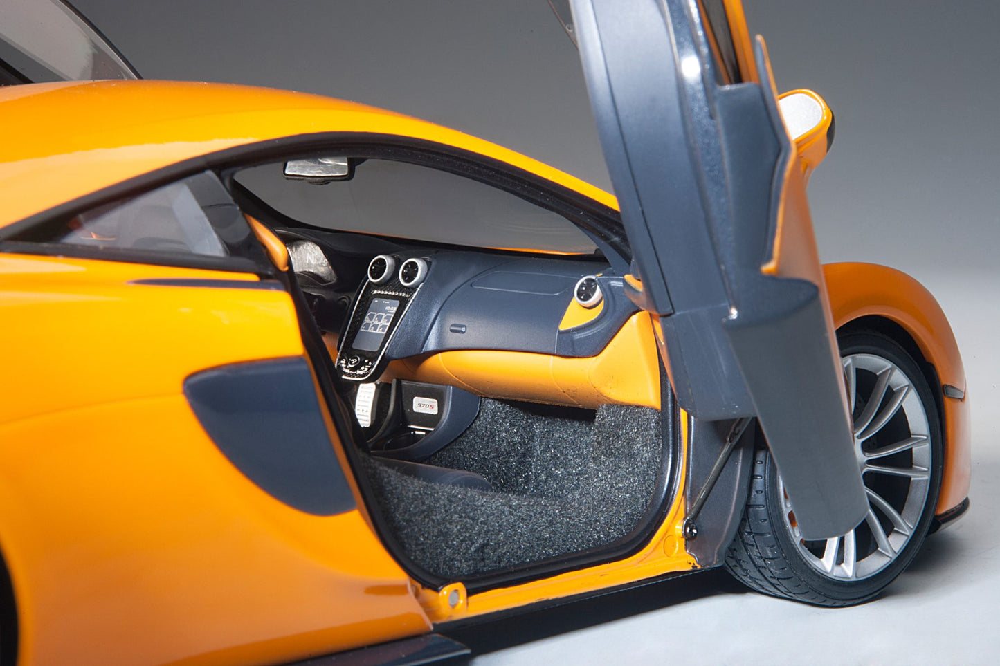 1:18 McLaren 570S - McLaren Orange /Silver Wheels - AUTOart - 76044
