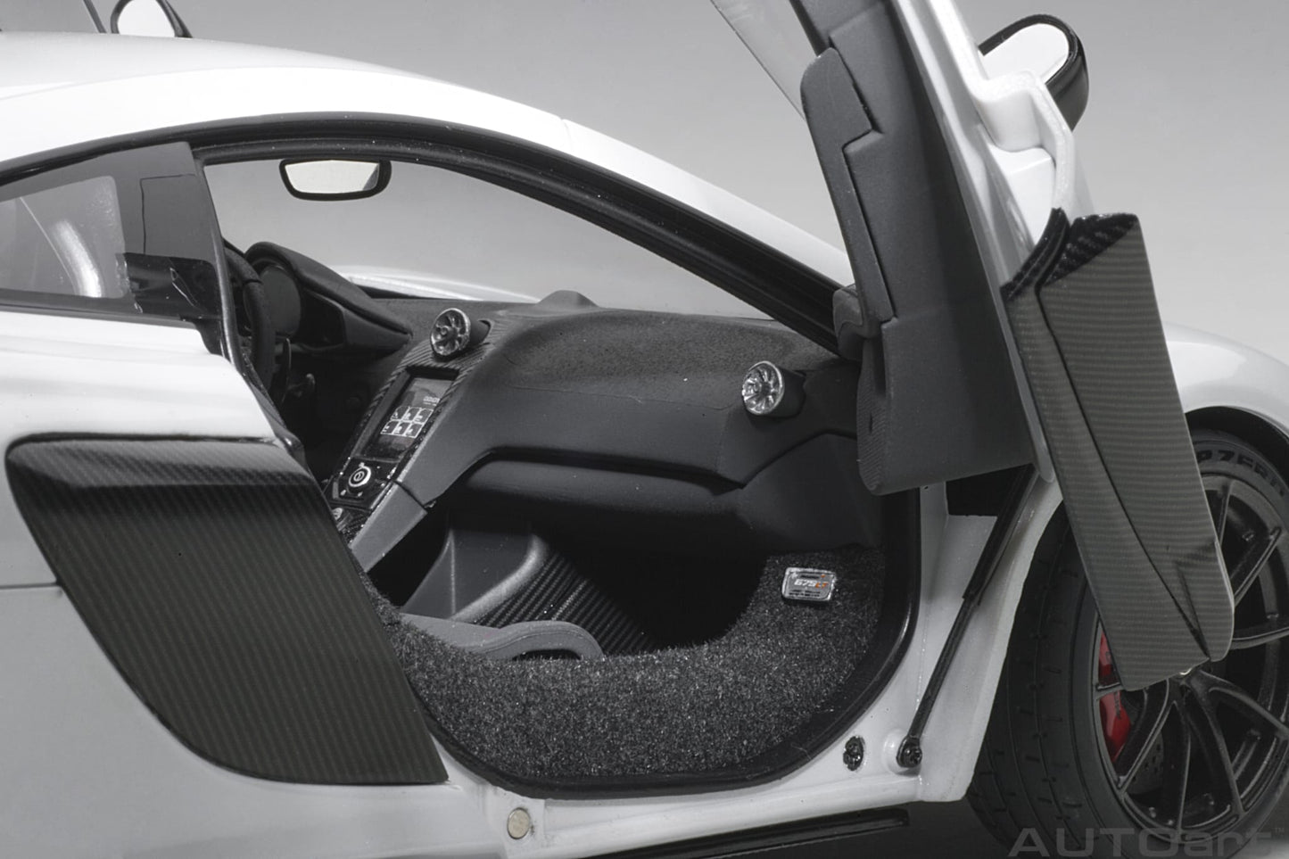 1:18 McLaren 675LT - Silica White - AUTOart - 76046