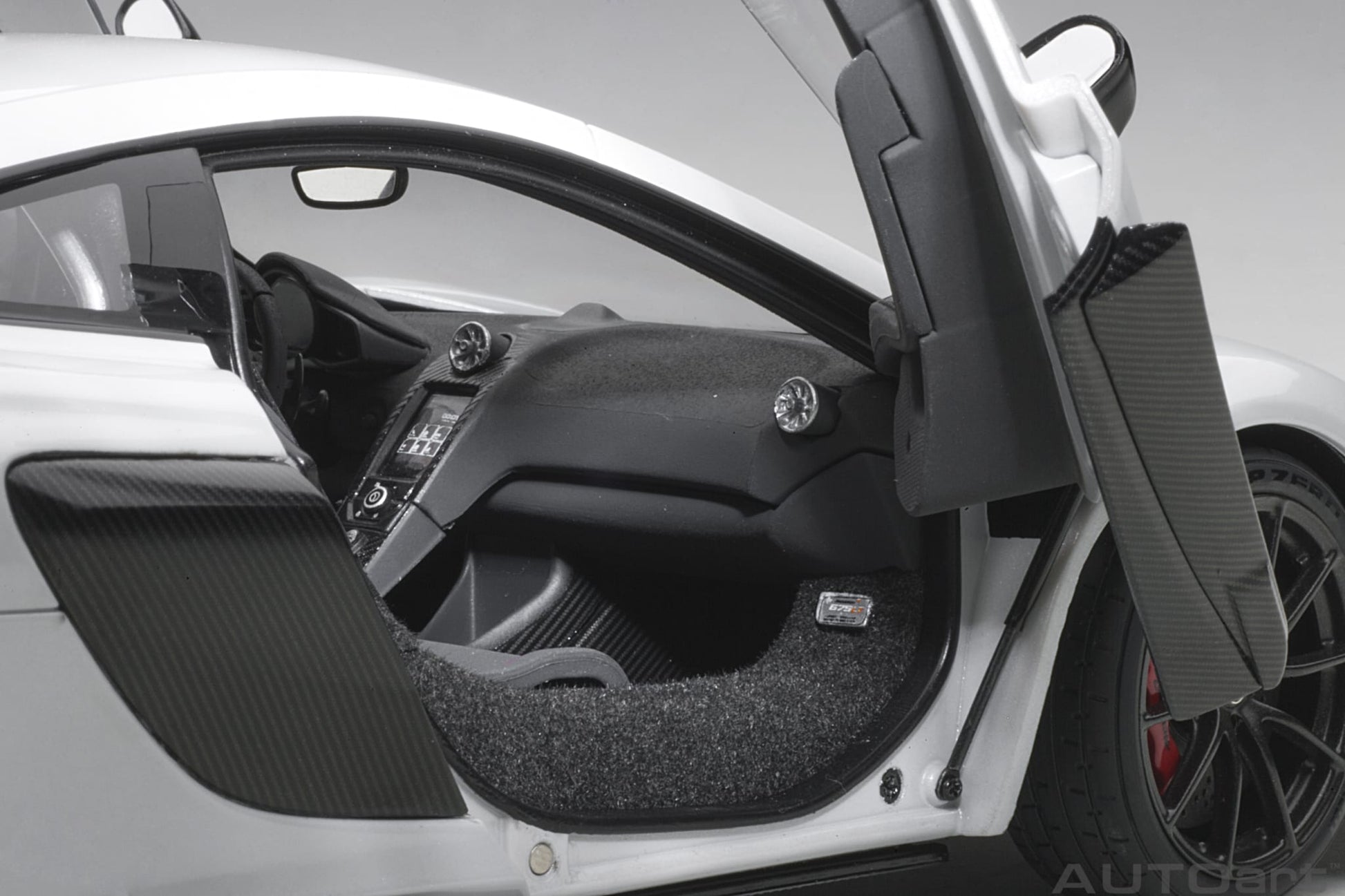 1:18 McLaren 675LT - Silica White - AUTOart - 76046