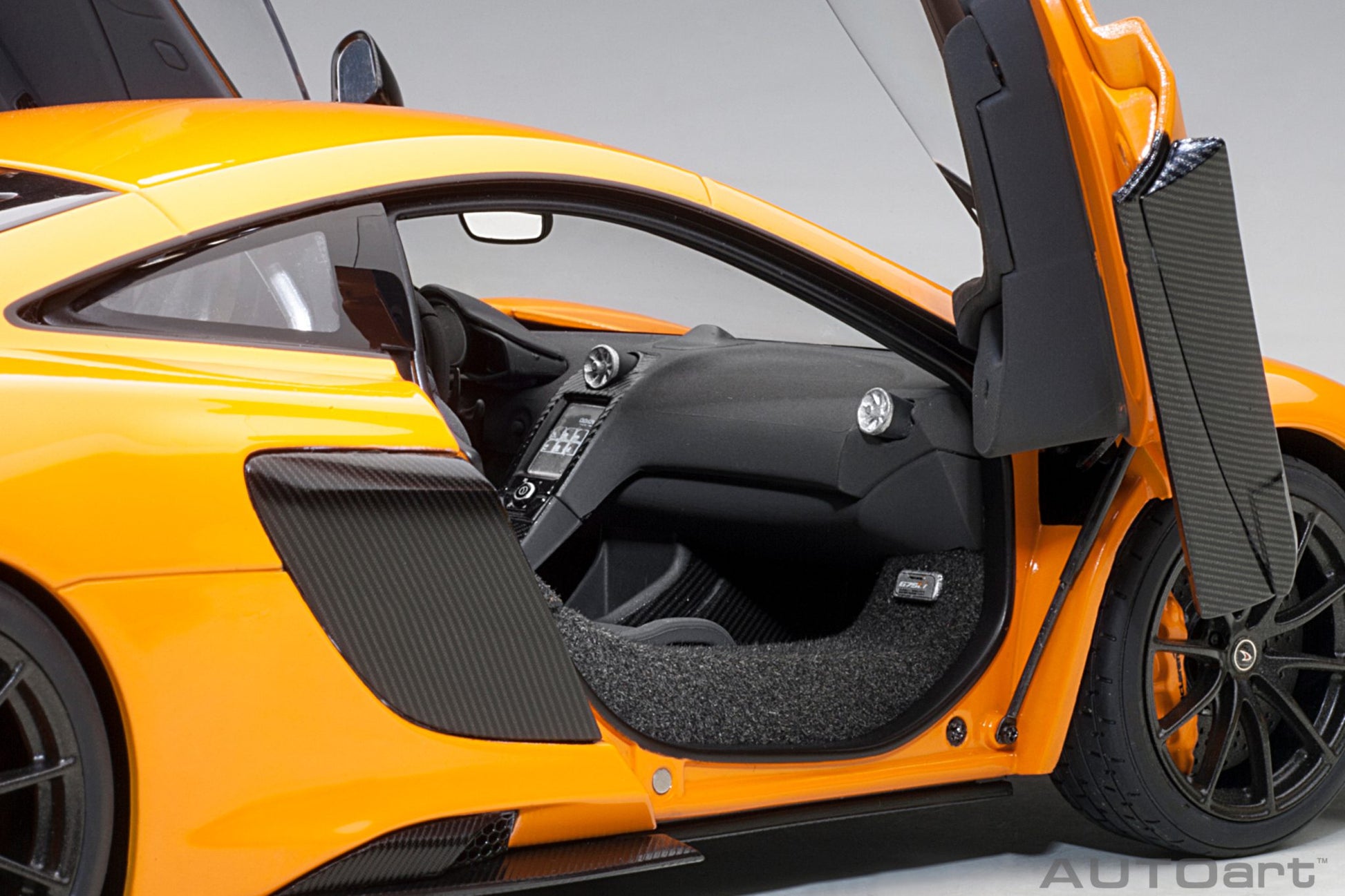 1:18 McLaren 675LT - McLaren Orange - AUTOart - 76048