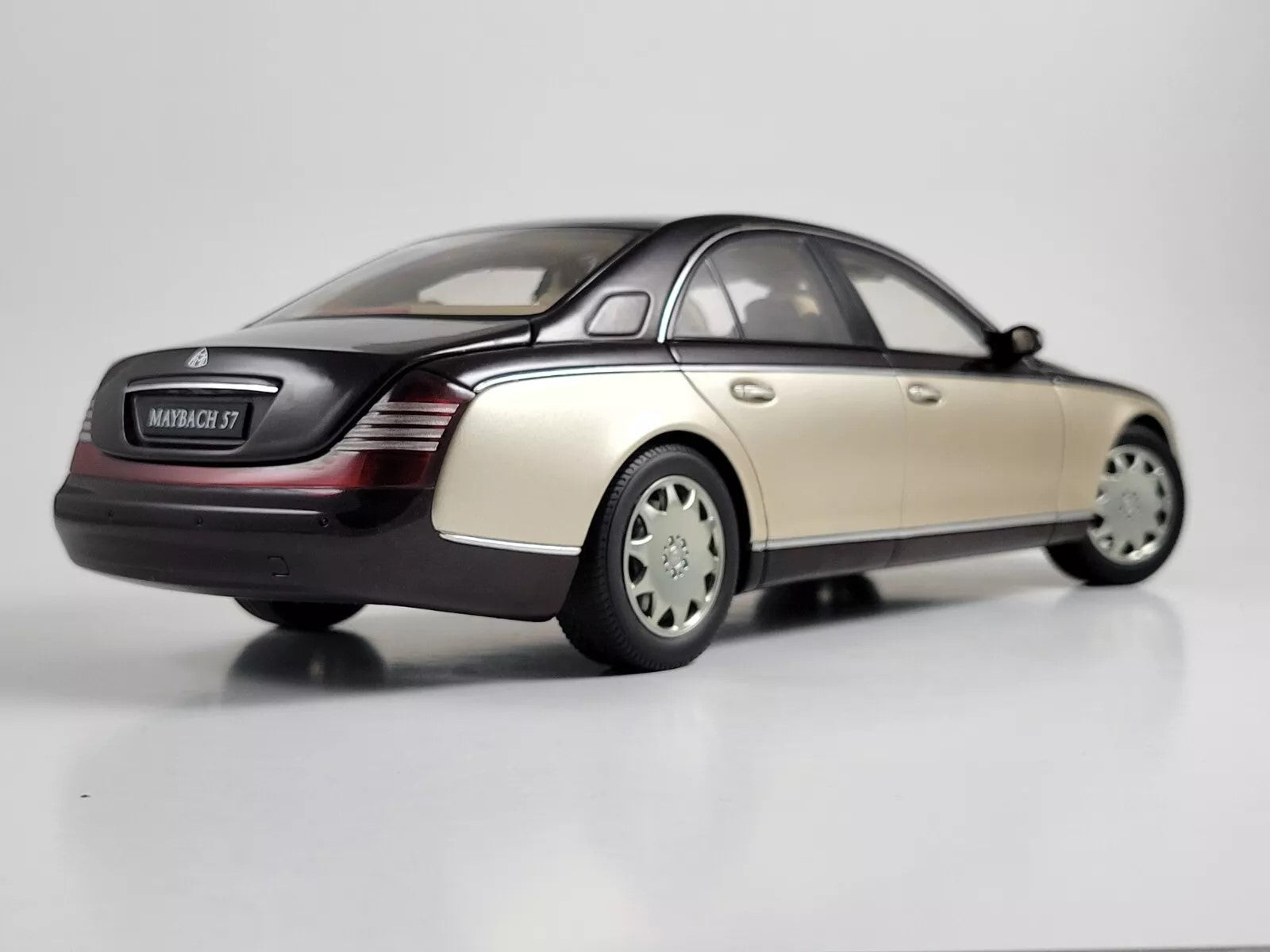 1:18 Maybach 57 SWB - Ayers Rock Red/Rocky Mountains Brown Bright