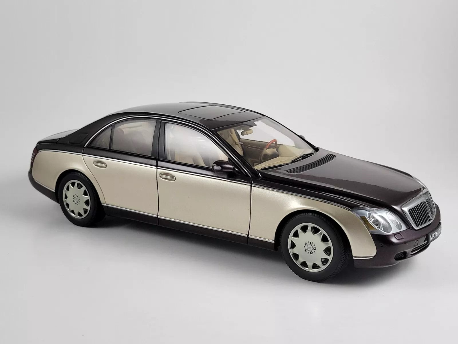 1:18 Maybach 57 SWB - Ayers Rock Red/Rocky Mountains Brown Bright - AUTOart - 76153