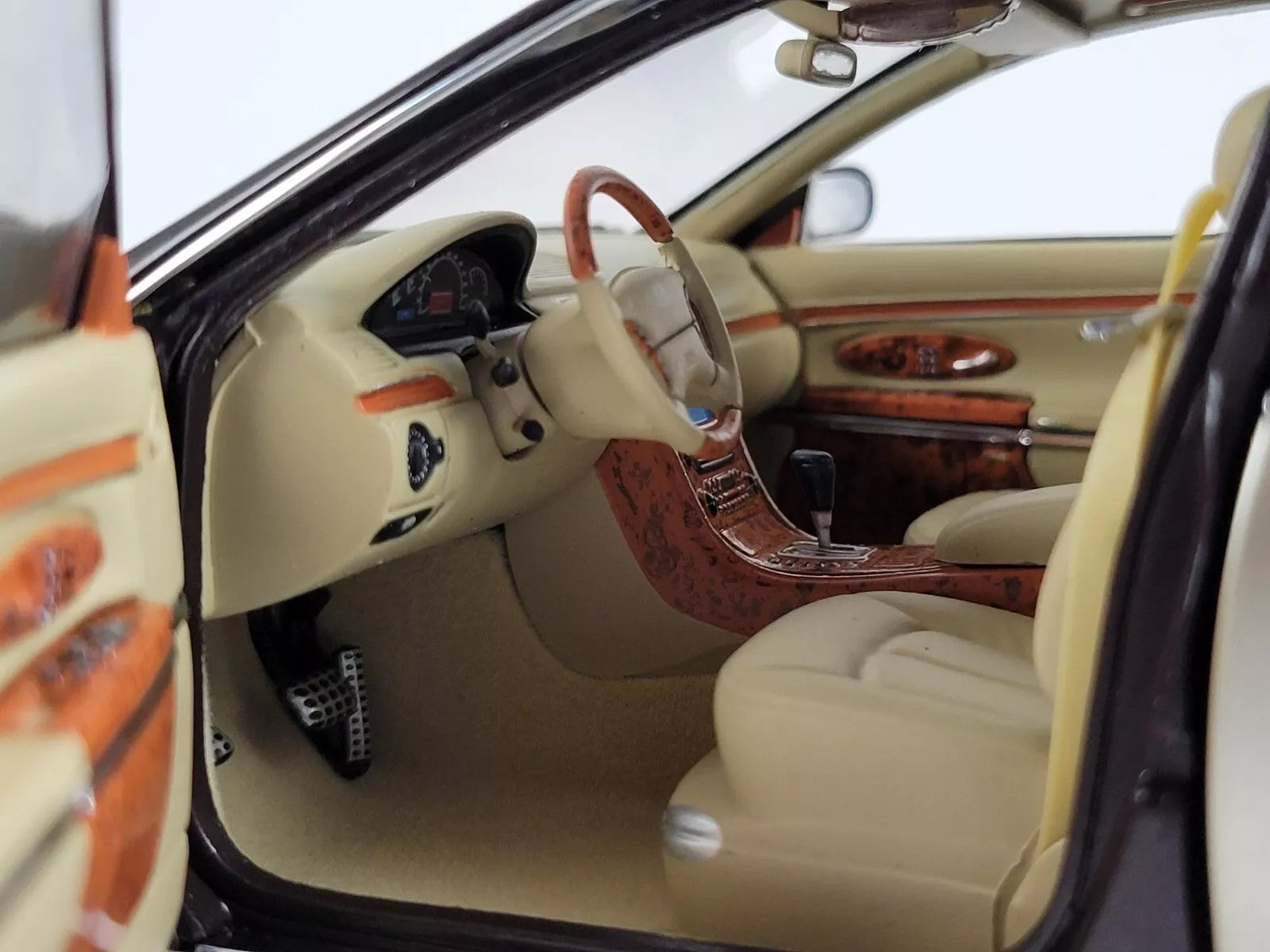 1:18 Maybach 57 SWB - Ayers Rock Red/Rocky Mountains Brown Bright - AUTOart - 76153