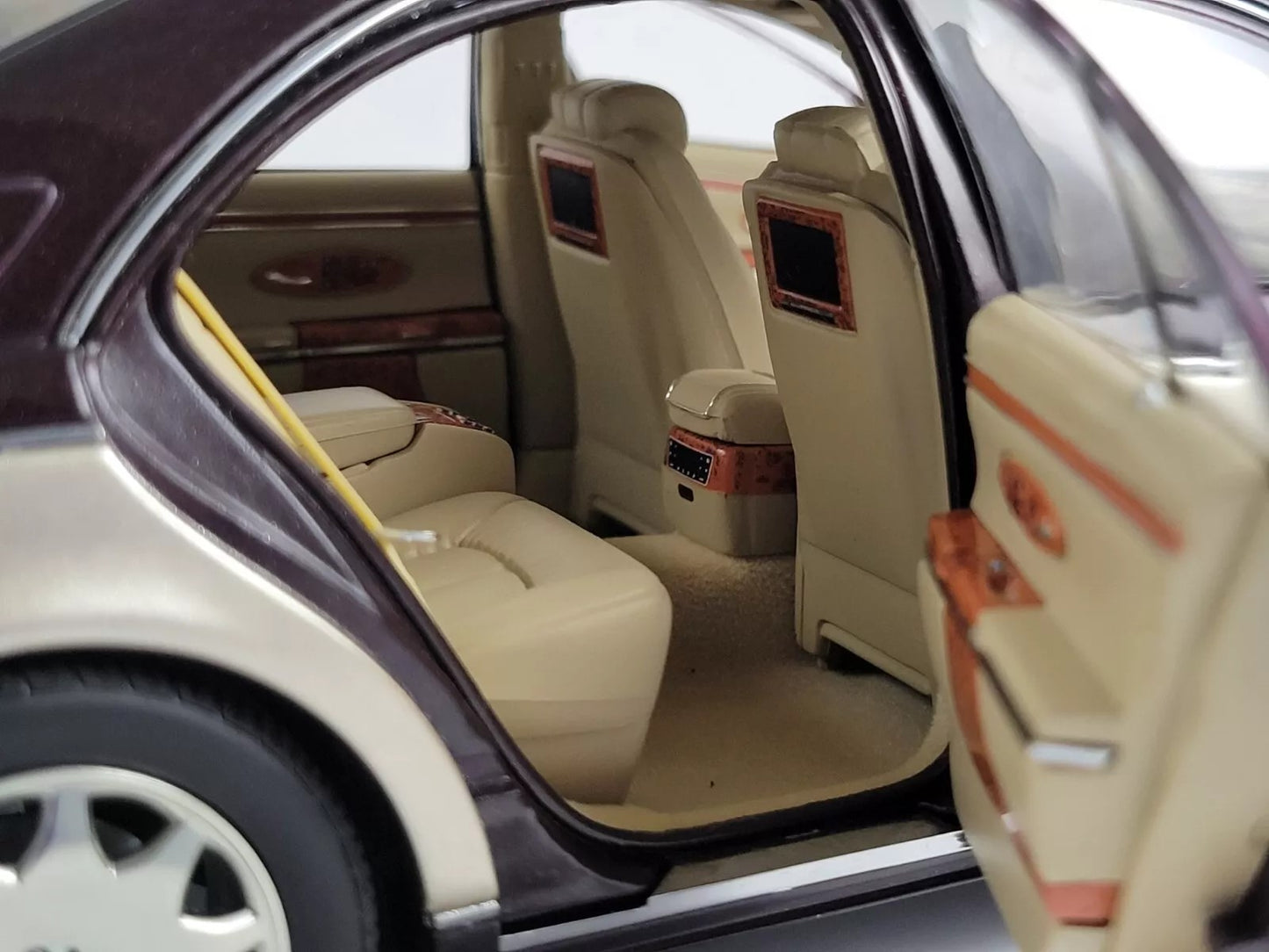 1:18 Maybach 57 SWB - Ayers Rock Red/Rocky Mountains Brown Bright - AUTOart - 76153