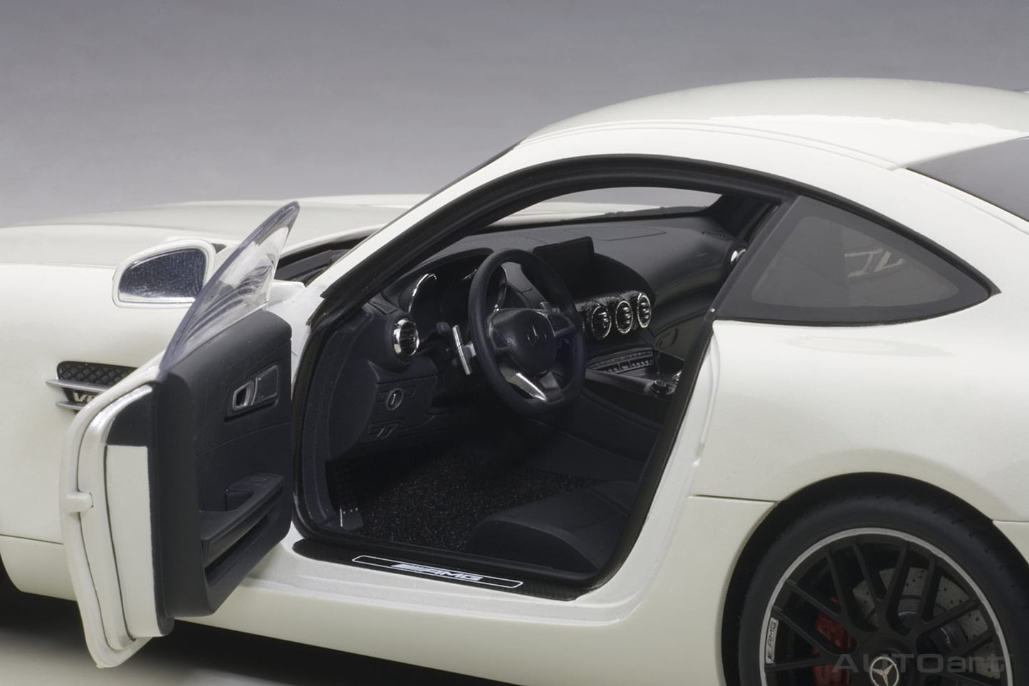 1:18 Mercedes-Benz AMG GT S - White - AUTOart - 76311