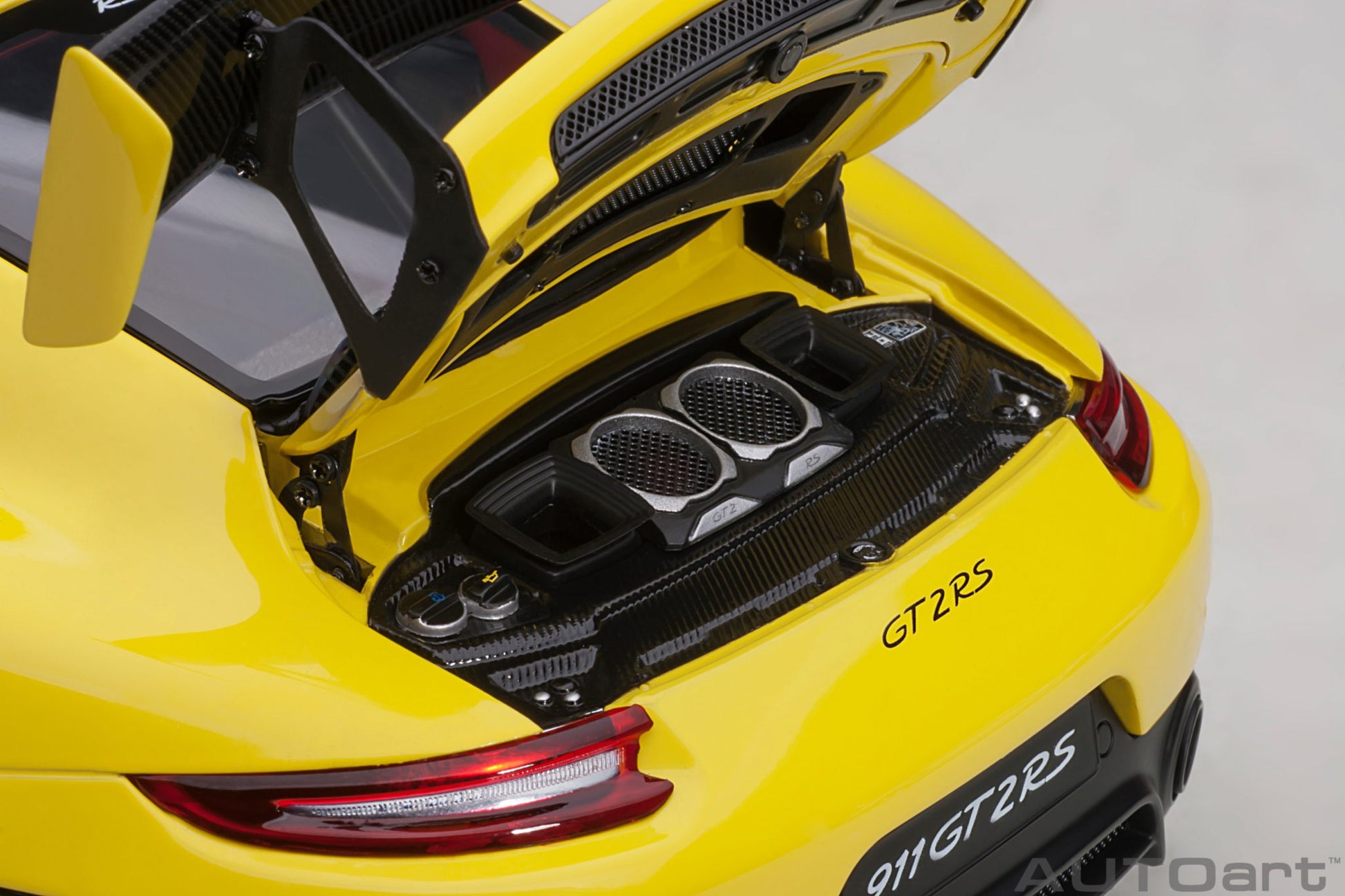 1:18 Porsche 911 (991.2) GT2 RS - Weissach Package - Racing Yellow - AUTOart - 78172