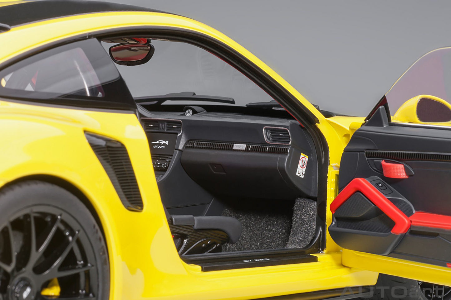 1:18 Porsche 911 (991.2) GT2 RS - Weissach Package - Racing Yellow - AUTOart - 78172