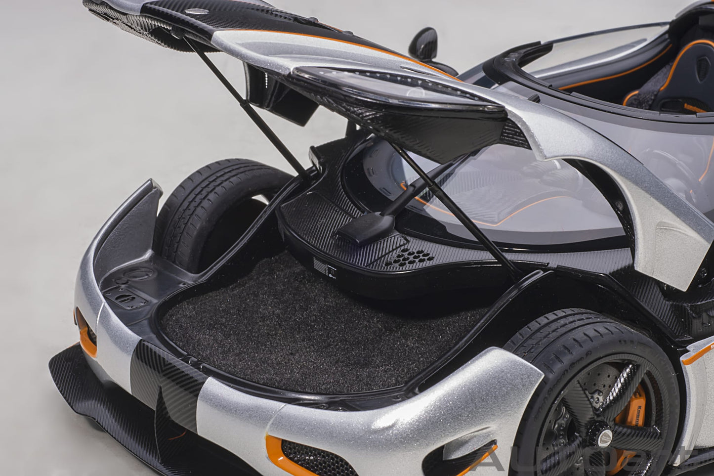 1:18 Koenigsegg Agera RS - Moon Silver w/Black Accents - AUTOart - 79024