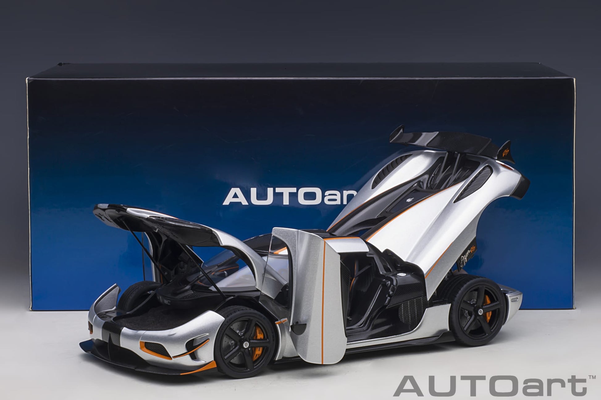 1:18 Koenigsegg Agera RS - Moon Silver w/Black Accents - AUTOart - 79024