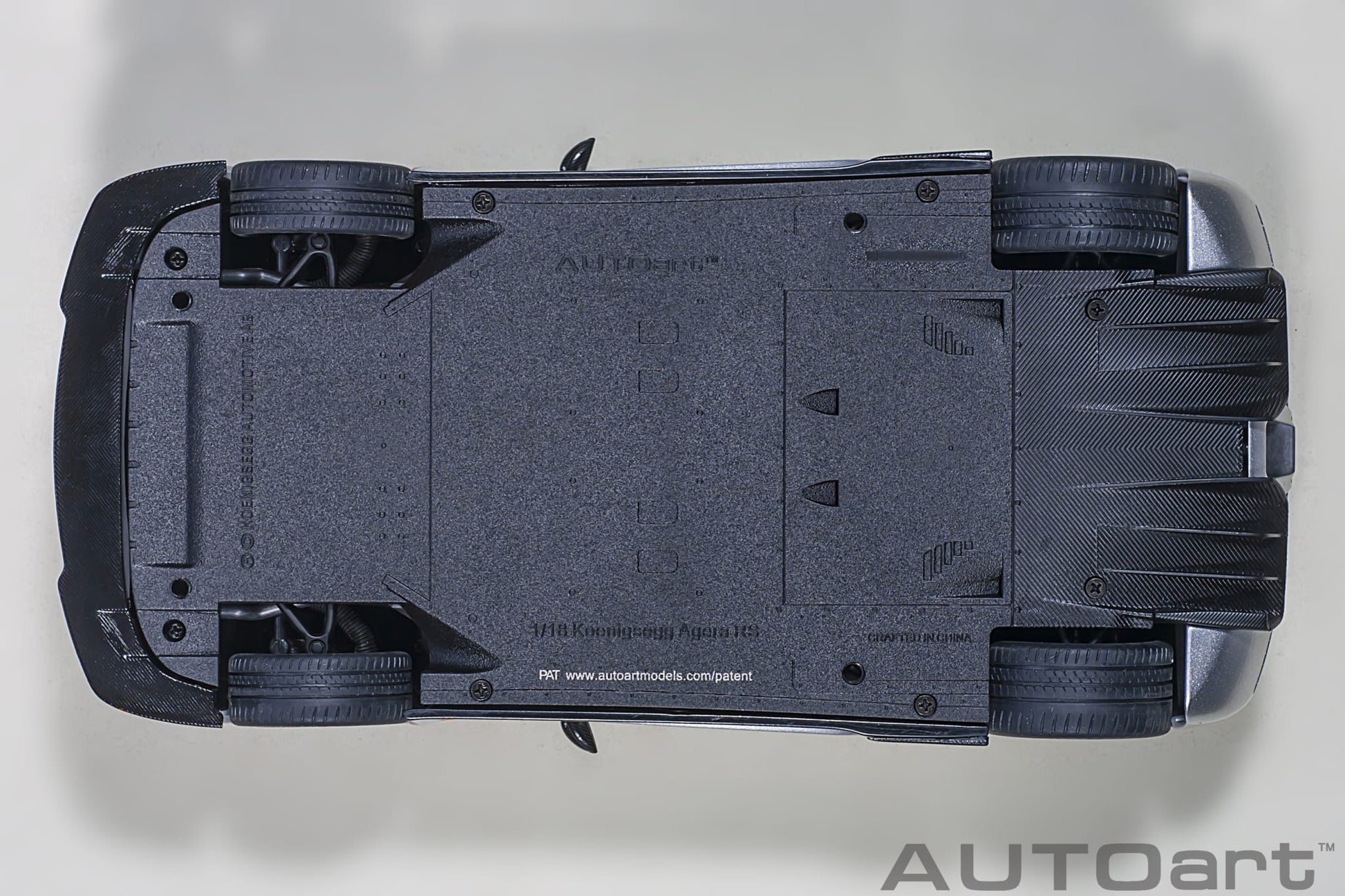 1:18 Koenigsegg Agera RS - Moon Silver w/Black Accents - AUTOart - 79024