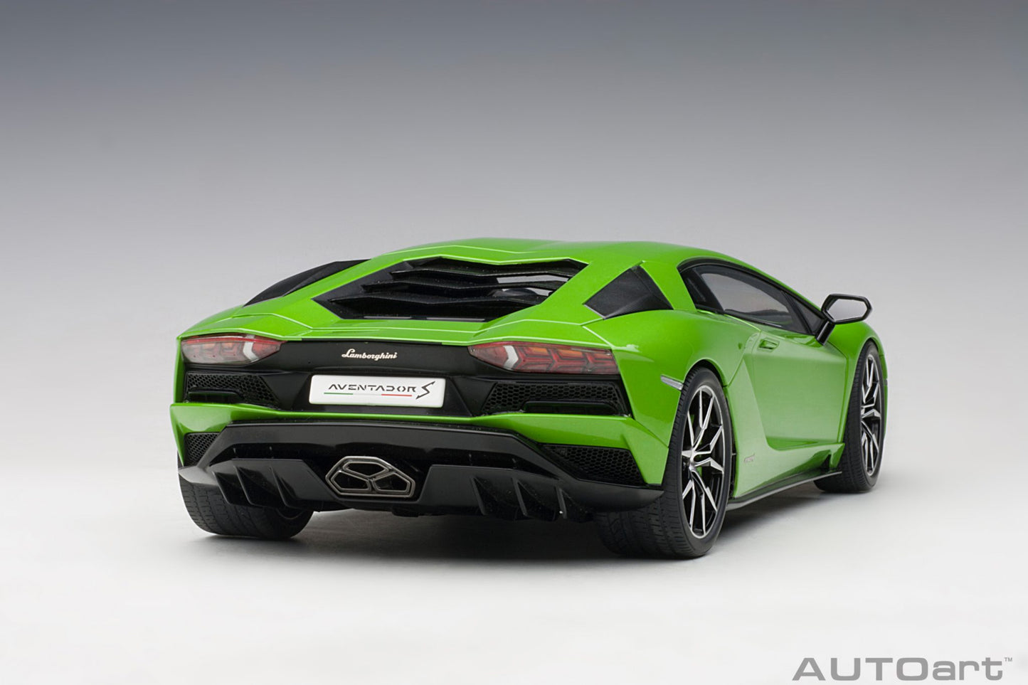 1:18 Lamborghini Aventador S - Verde Mantis/Pearl Green - AUTOart - 79133