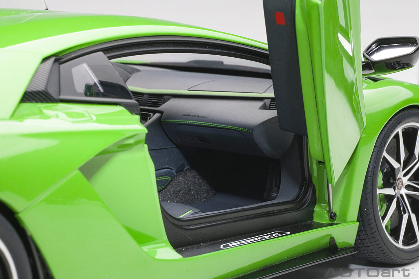 1:18 Lamborghini Aventador S - Verde Mantis/Pearl Green - AUTOart - 79133
