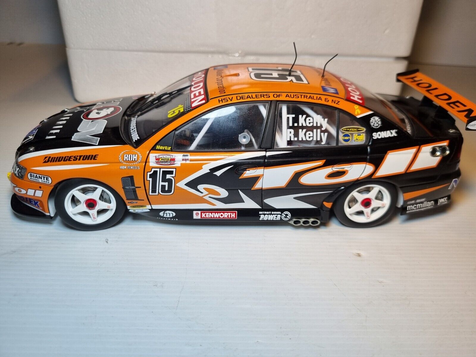 1:18 Holden VZ Commodore #15 - 2006 - Bathurst - Toll HSV Dealer Team - Rick Kelly - AUTOart - 80664