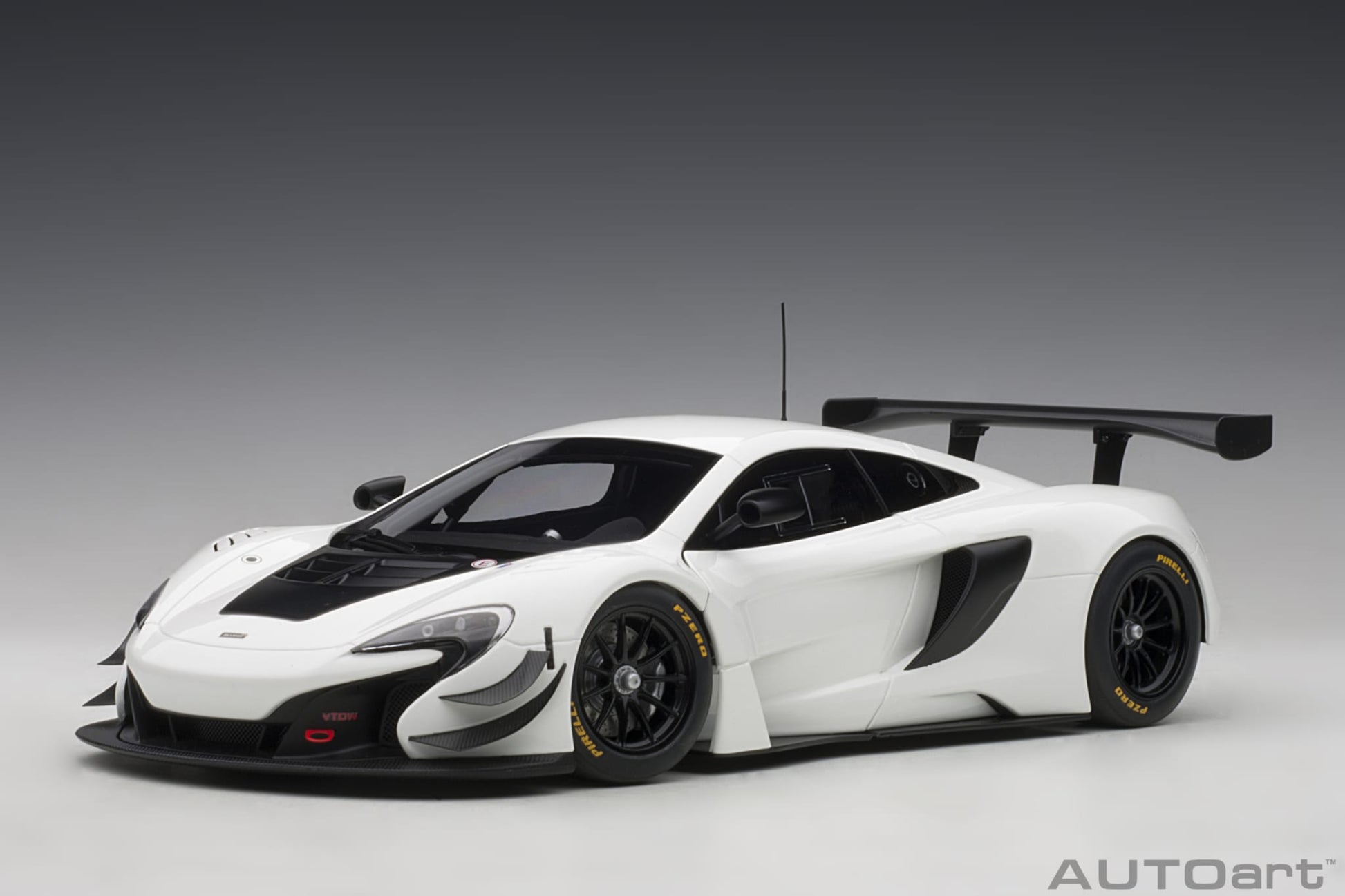 1:18 McLaren 650S GT3 - White /Black Accents - AUTOart - 81640