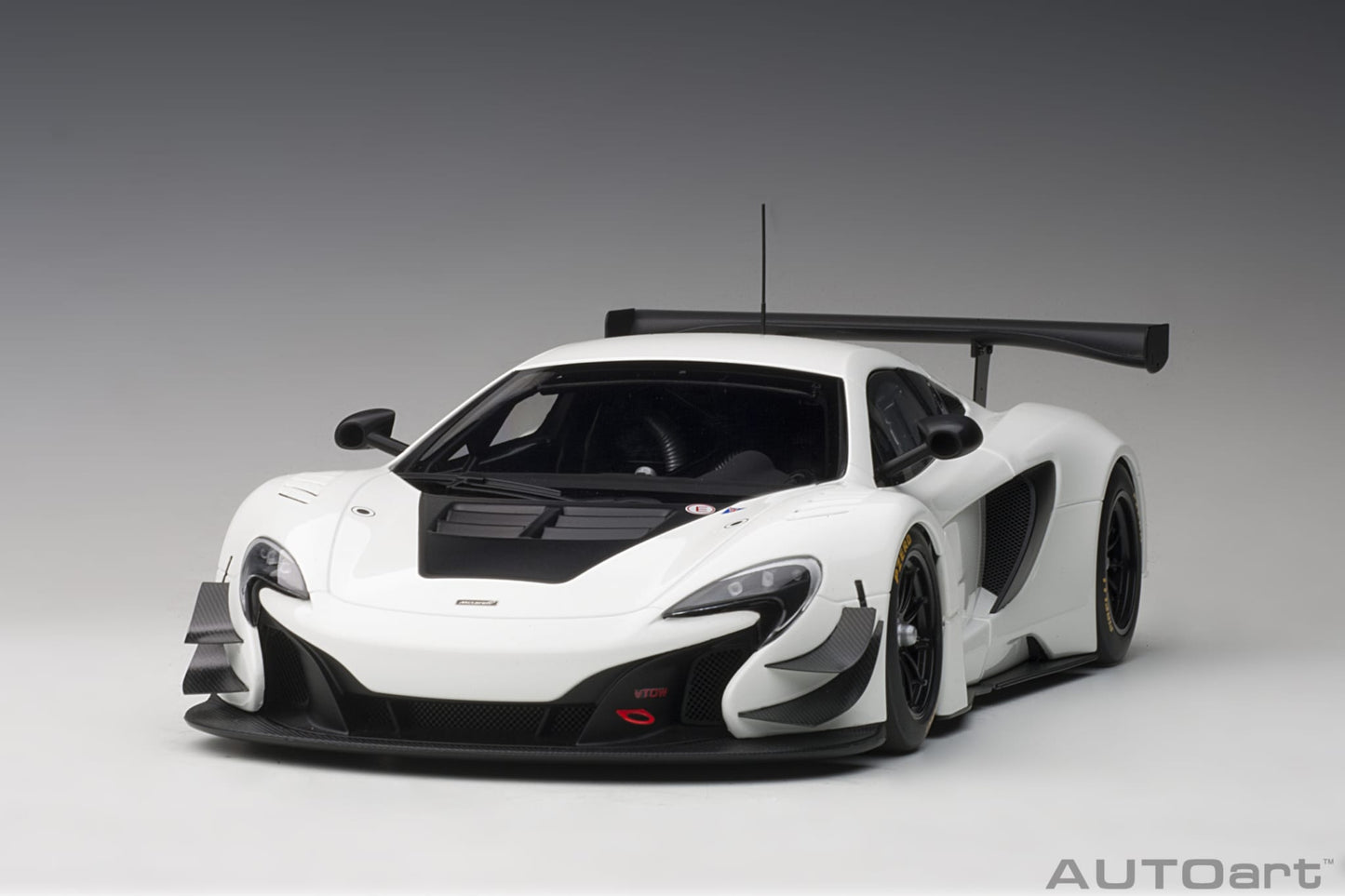 1:18 McLaren 650S GT3 - White /Black Accents - AUTOart - 81640