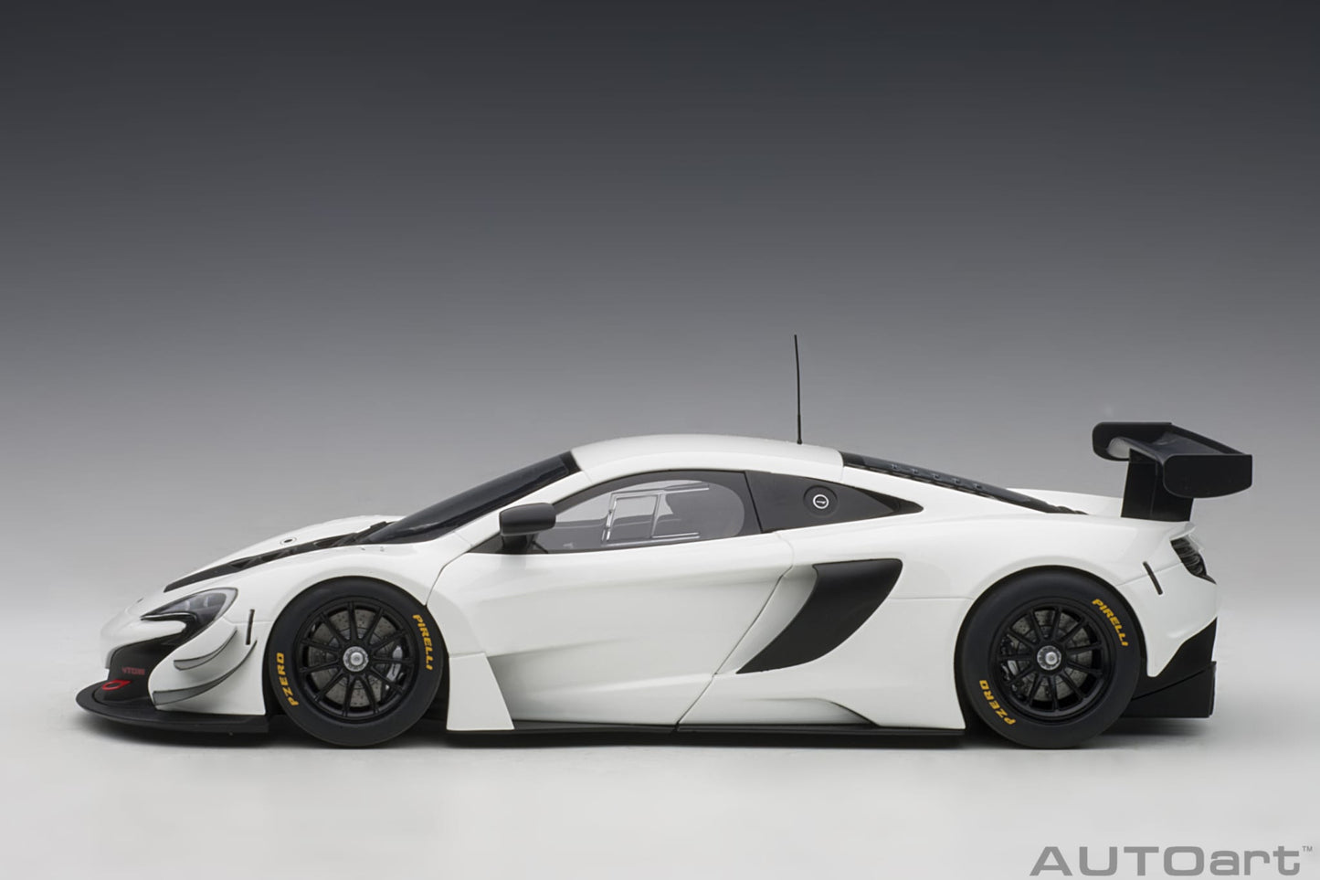 1:18 McLaren 650S GT3 - White /Black Accents - AUTOart - 81640