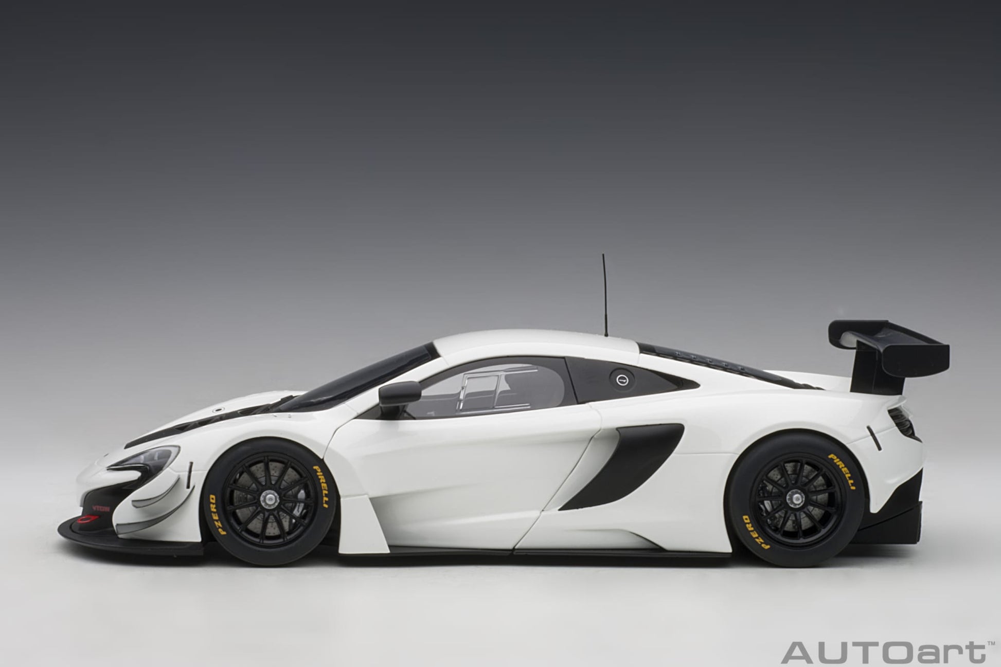 1:18 McLaren 650S GT3 - White /Black Accents - AUTOart - 81640