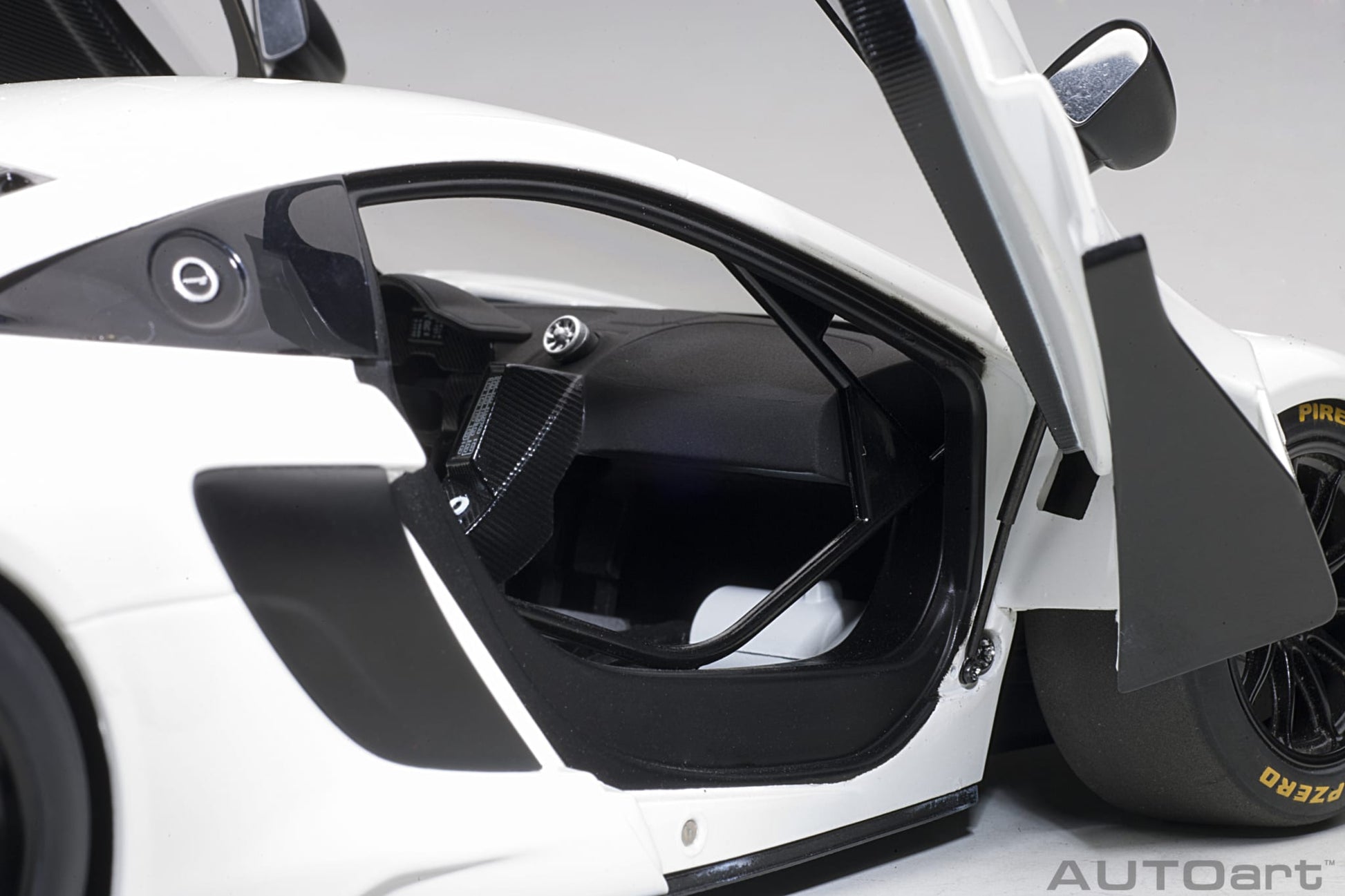 1:18 McLaren 650S GT3 - White /Black Accents - AUTOart - 81640