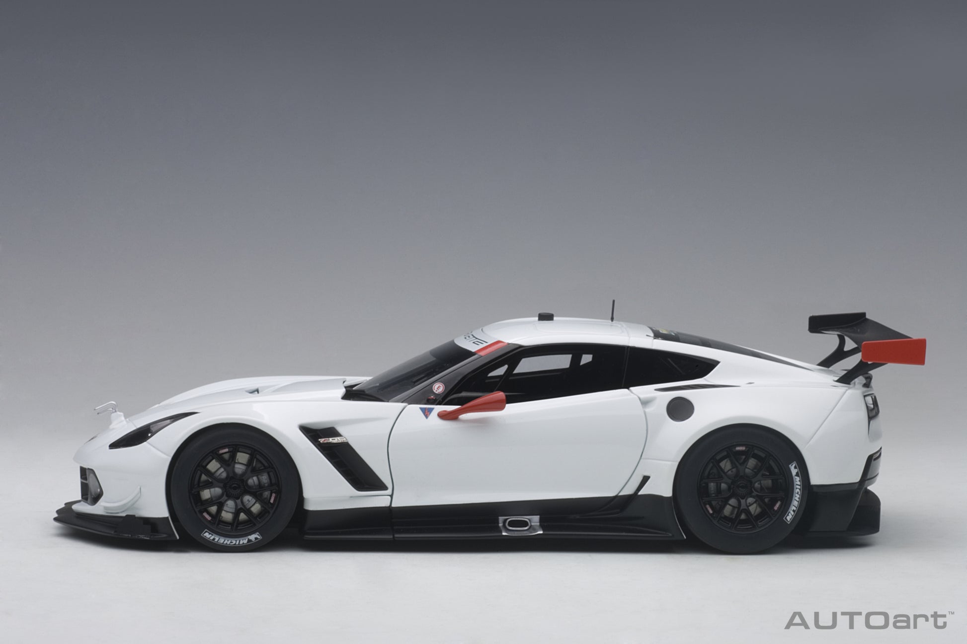 1:18 Chevrolet Corvette C7.R - Plain Colour Version - White /Red Accents - AUTOart - 81650