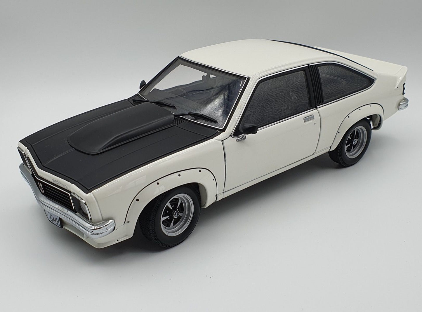 1:18 Holden LX Torana SS A9X Option 2Dr - 1977 - Palais White - Biante Model Cars - 73451