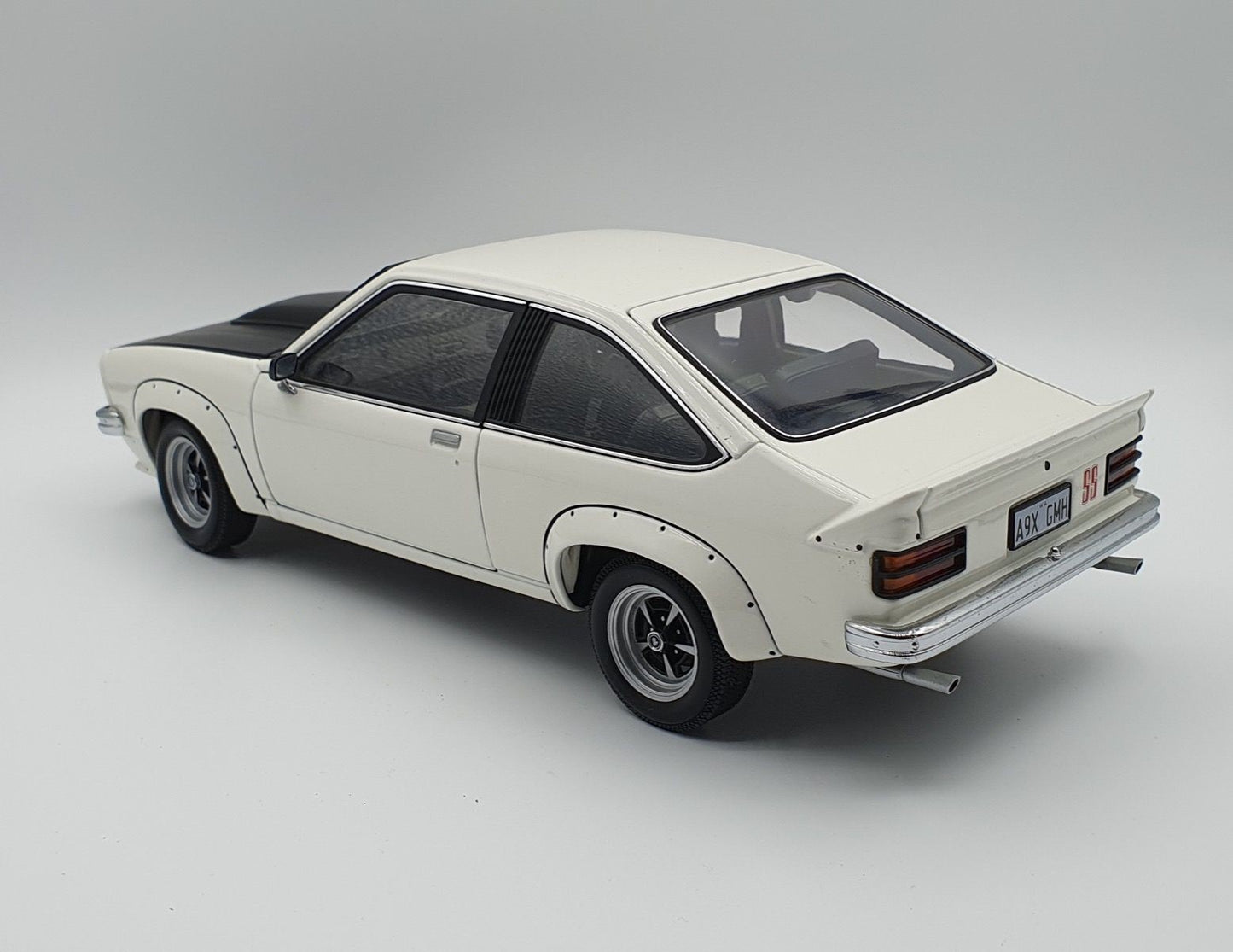 1:18 Holden LX Torana SS A9X Option 2Dr - 1977 - Palais White - Biante Model Cars - 73451