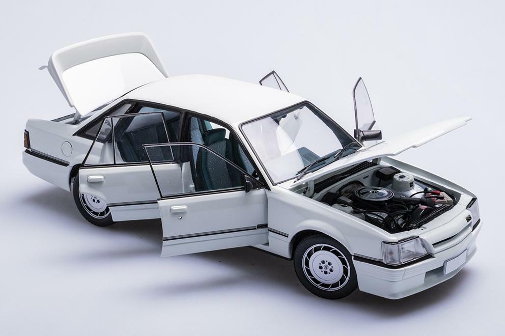 1:18 Holden VK Commodore HDT SS - Alpine White - Biante Model Cars - B182704N