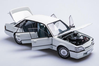 1:18 Holden VK Commodore HDT SS - Alpine White - Biante Model Cars - B182704N