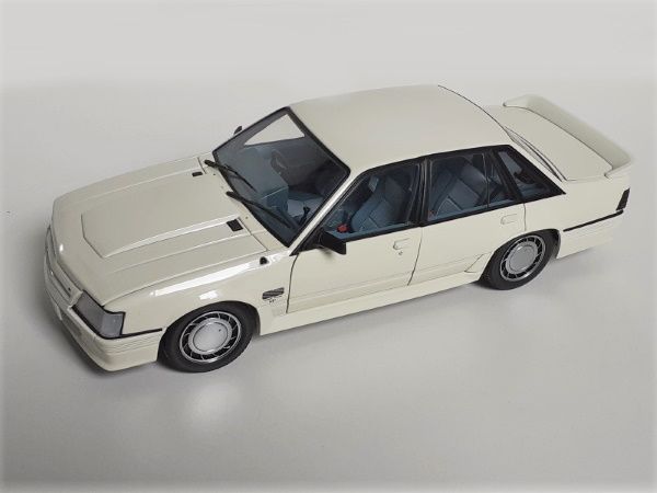 1:18 Holden VK Commodore SS Group 3 - Alpine White - Biante Model Cars - B182705B