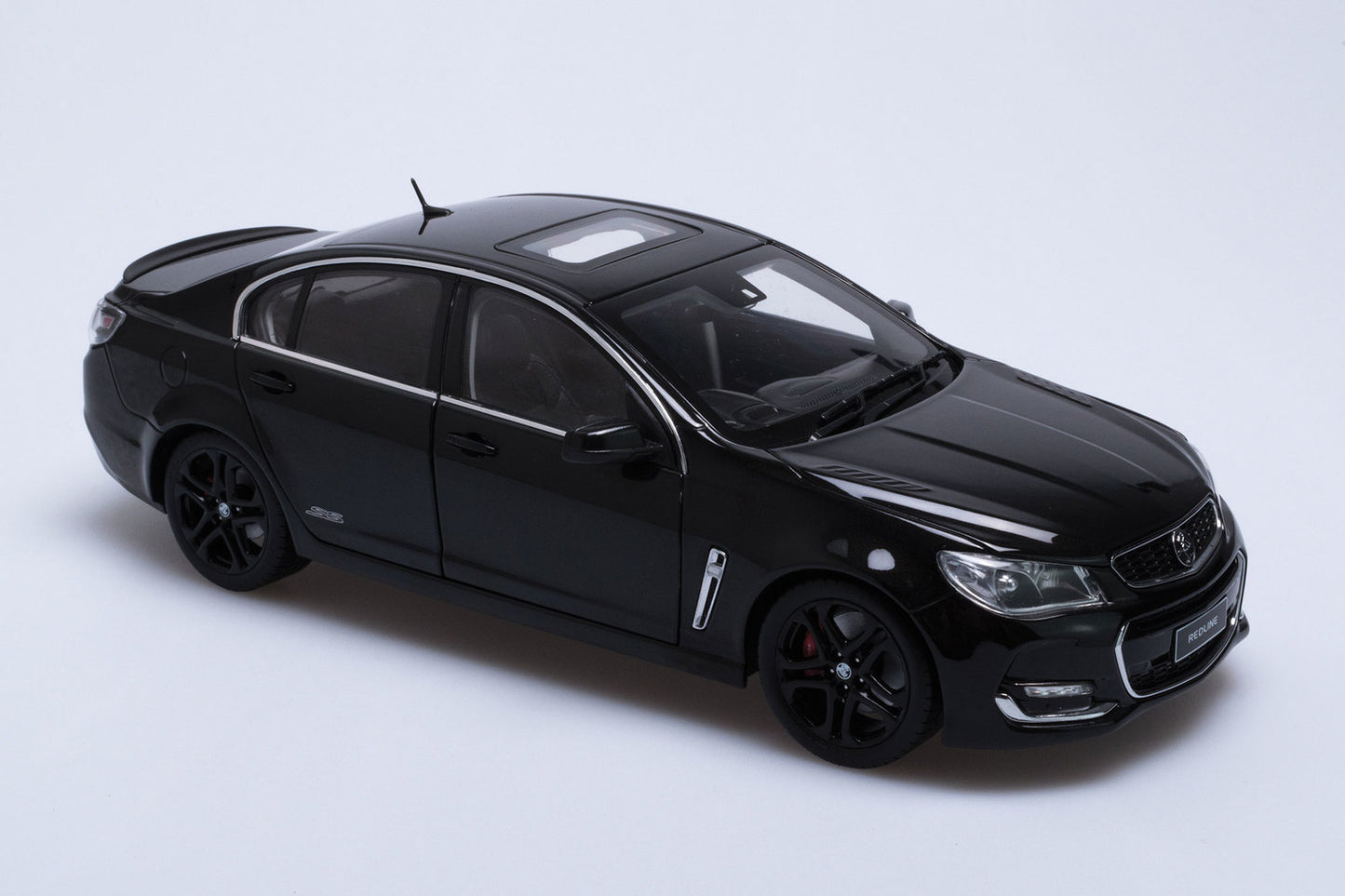 1:18 Holden VF Commodore SSV Redline II - 2016 - Phantom Black - Biante Model Cars - B182716D