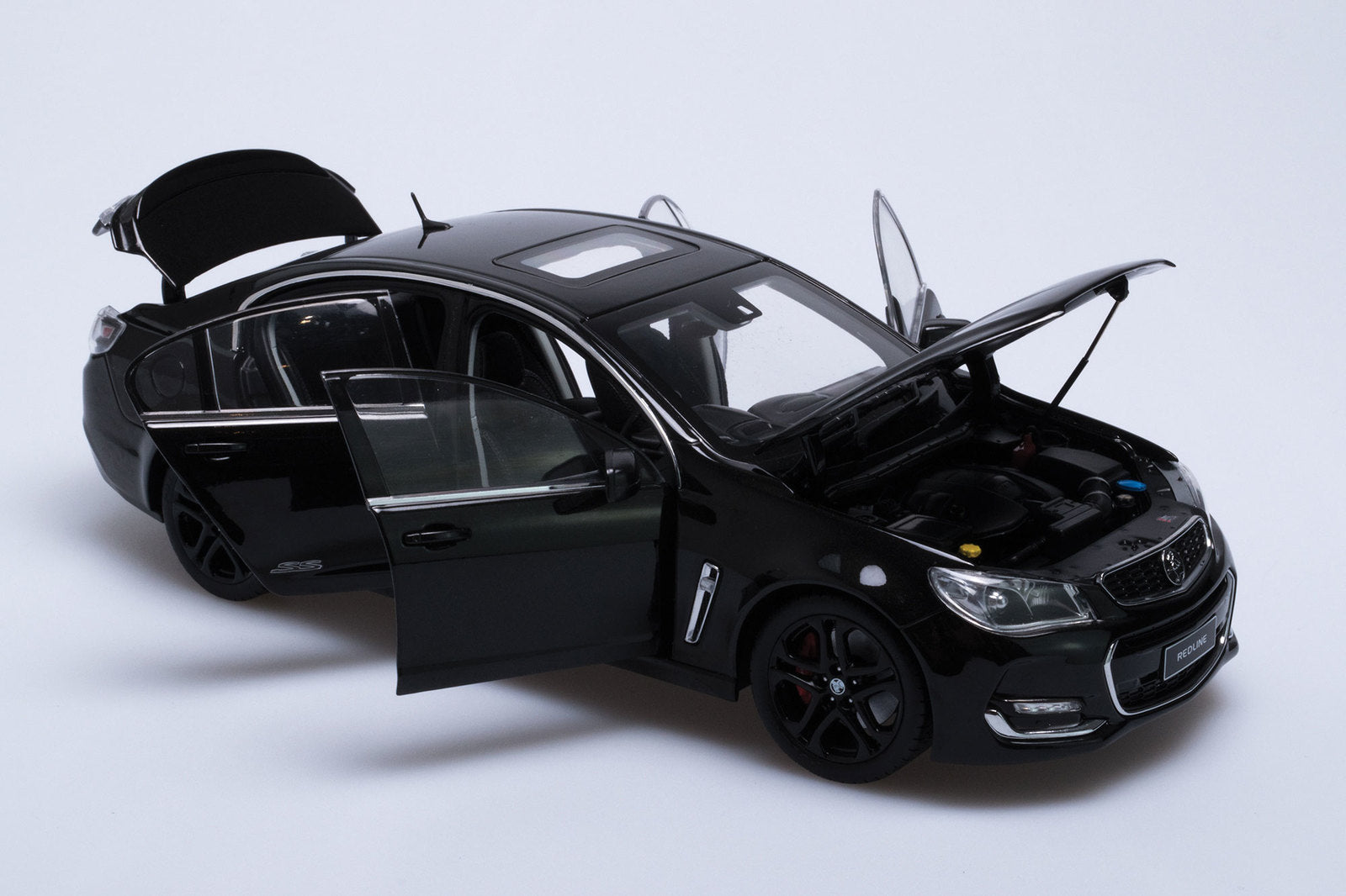 1:18 Holden VF Commodore SSV Redline II - 2016 - Phantom Black - Biante Model Cars - B182716D