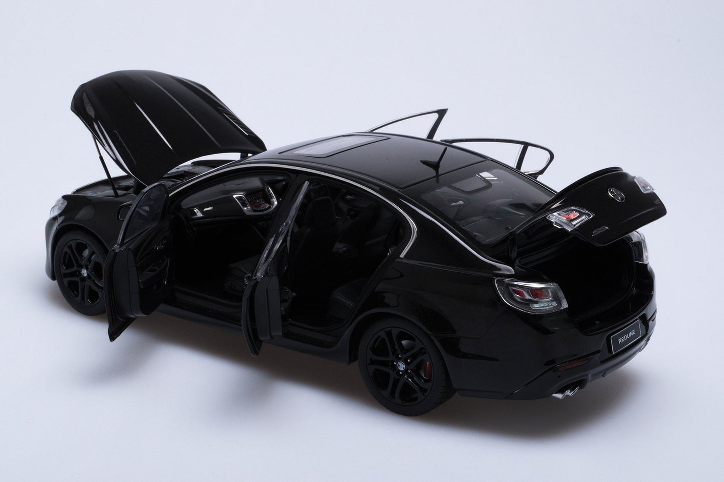 1:18 Holden VF Commodore SSV Redline II - 2016 - Phantom Black - Biante Model Cars - B182716D