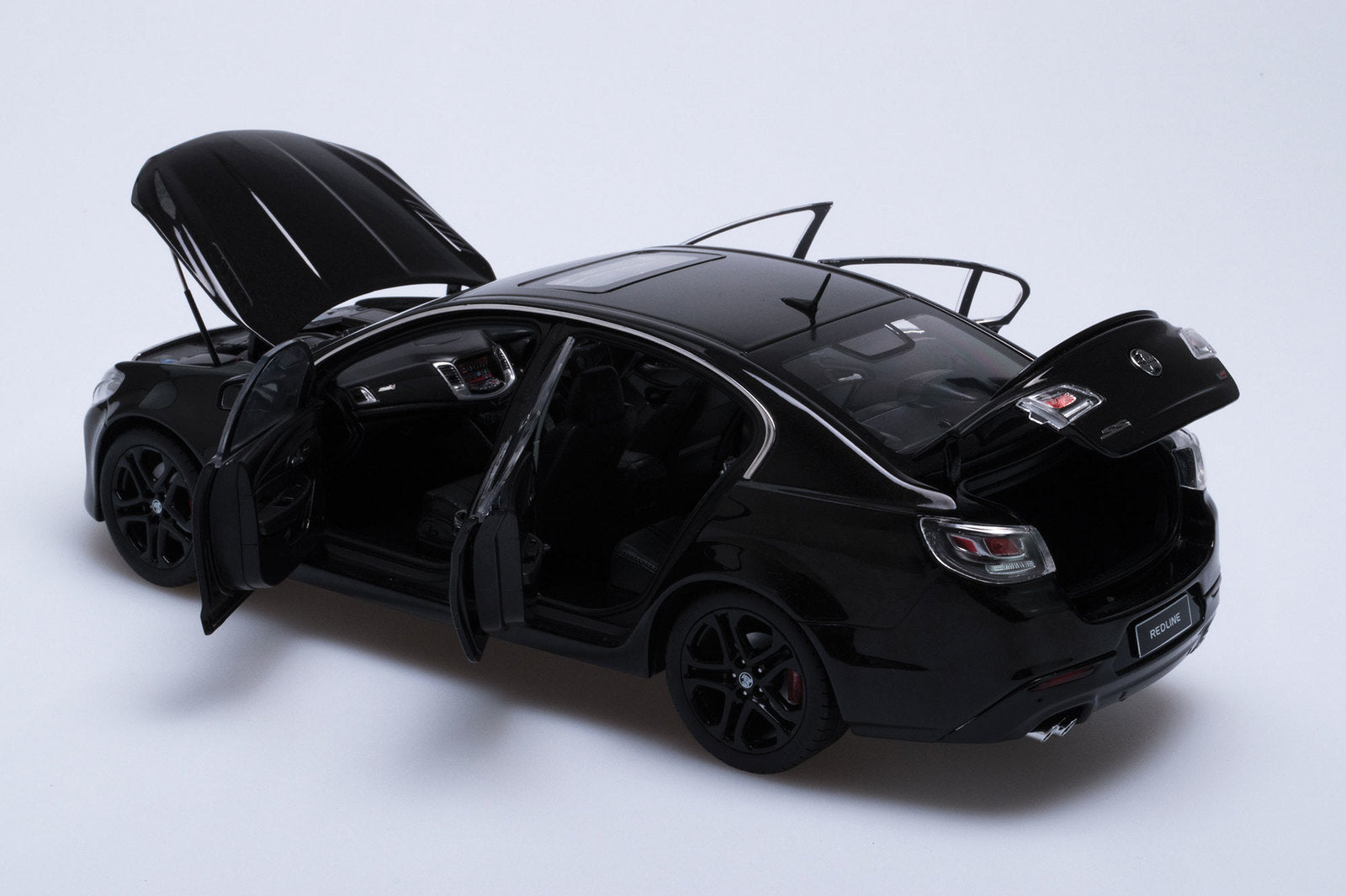 1:18 Holden VF Commodore SSV Redline II - 2016 - Phantom Black - Biante Model Cars - B182716D