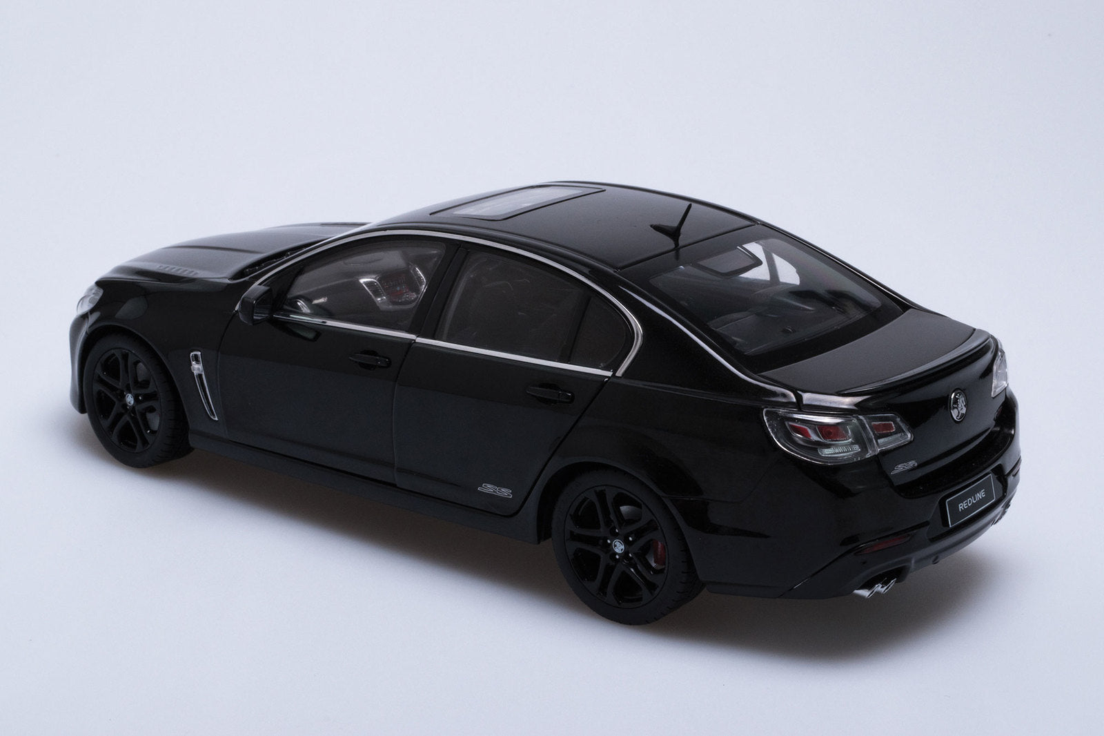 1:18 Holden VF Commodore SSV Redline II - 2016 - Phantom Black - Biante Model Cars - B182716D