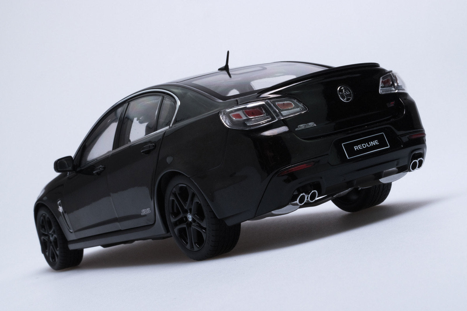 1:18 Holden VF Commodore SSV Redline II - 2016 - Phantom Black - Biante Model Cars - B182716D