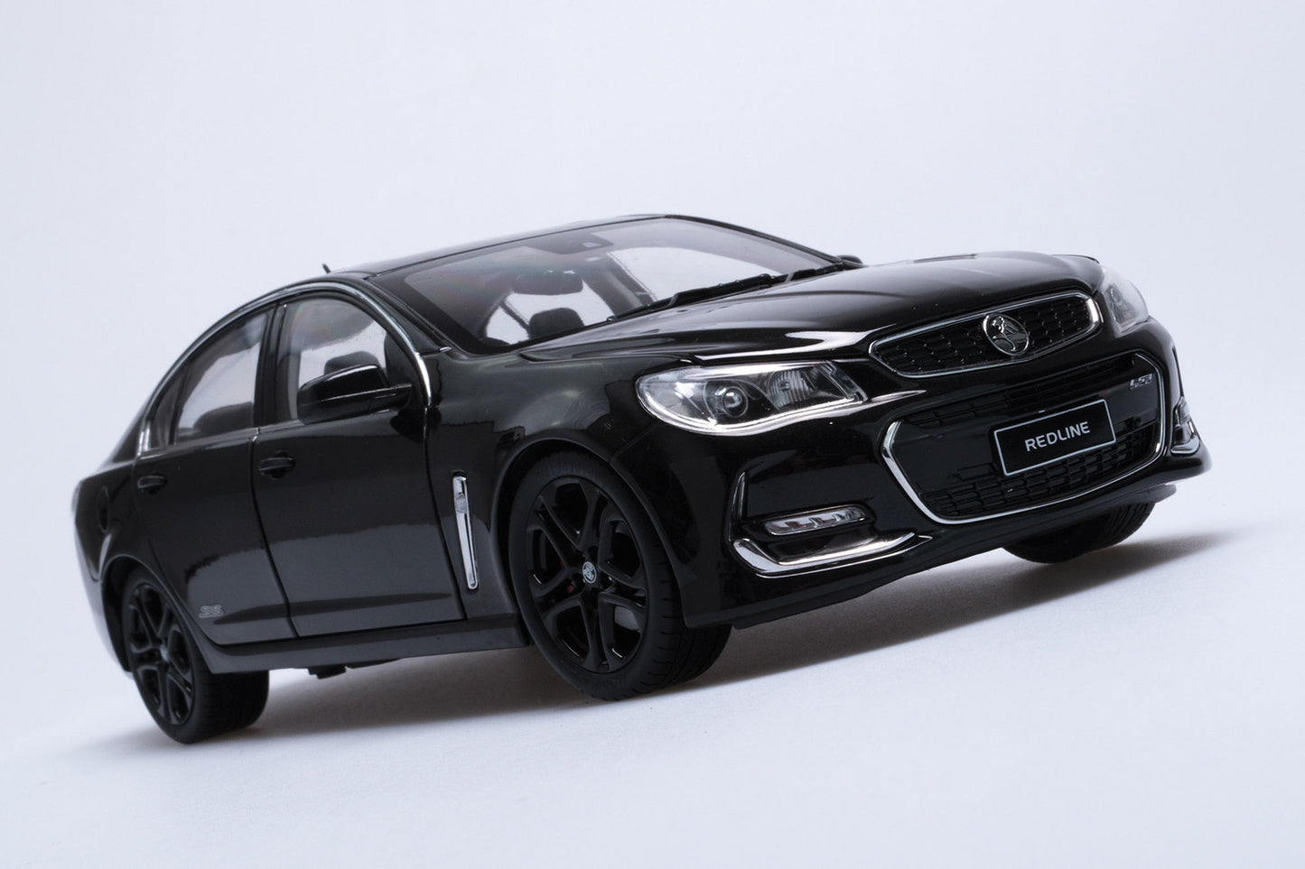 1:18 Holden VF Commodore SSV Redline II - 2016 - Phantom Black - Biante Model Cars - B182716D
