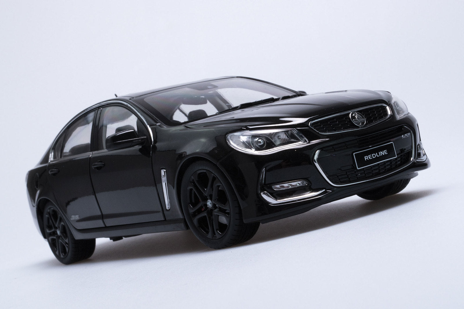 1:18 Holden VF Commodore SSV Redline II - 2016 - Phantom Black - Biante Model Cars - B182716D