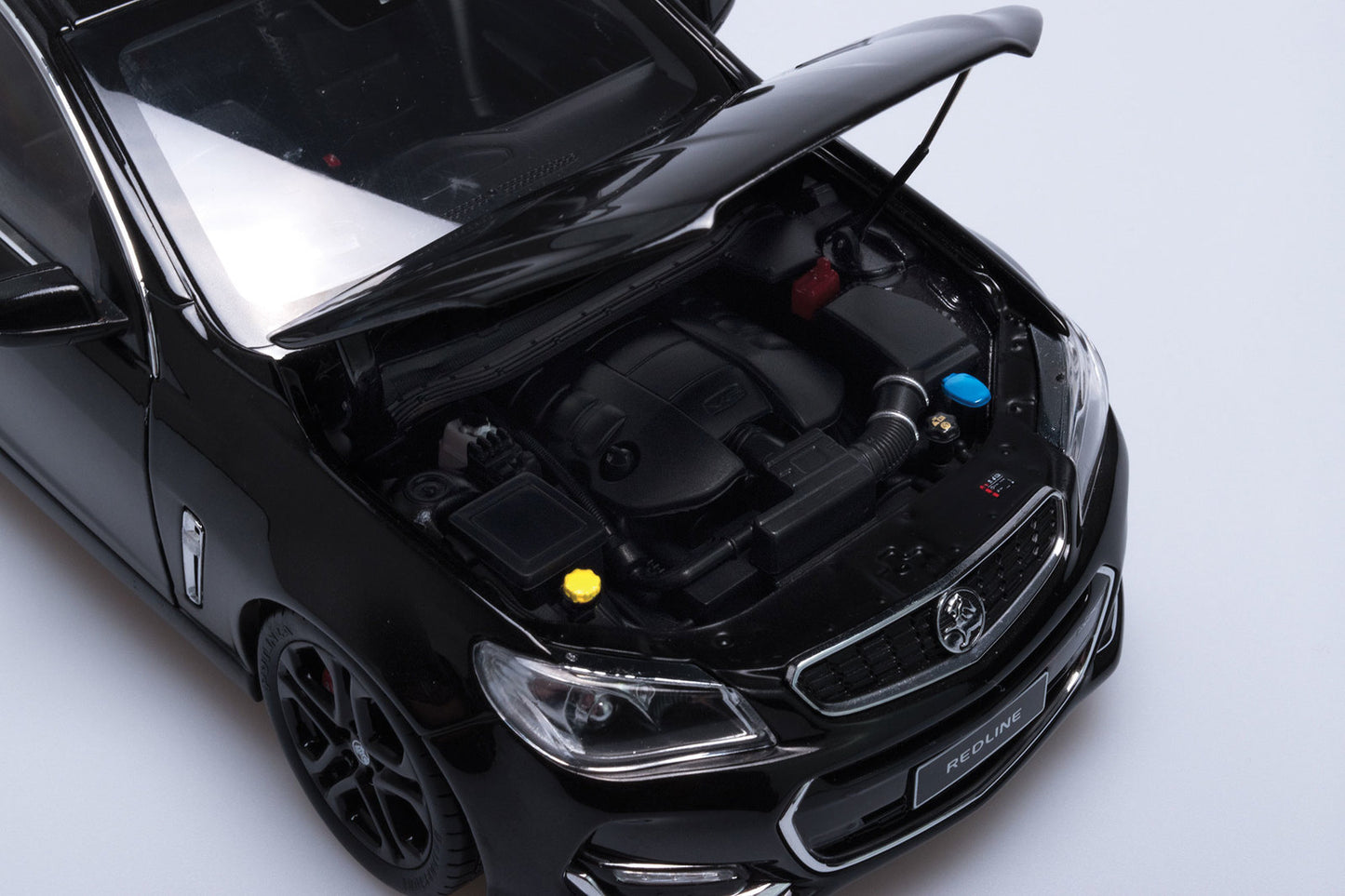 1:18 Holden VF Commodore SSV Redline II - 2016 - Phantom Black - Biante Model Cars - B182716D