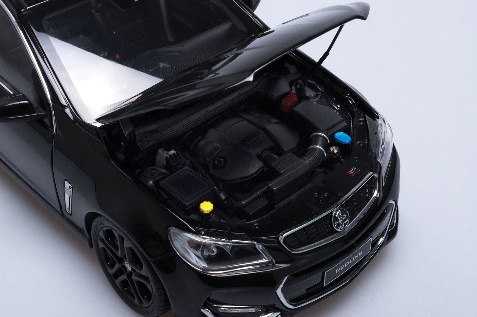 1:18 Holden VF Commodore SSV Redline II - 2016 - Phantom Black - Biante Model Cars - B182716D