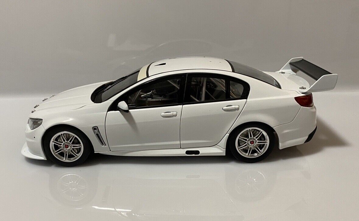 1:18 Holden VF Commodore - Plain Body Prototype - White - Biante Model Cars - B18H14W