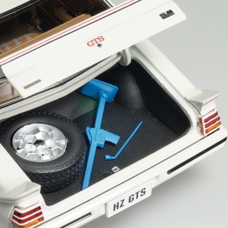 1:18 Holden HZ GTS sedan - Palais White - Classic Carlectables - 18218