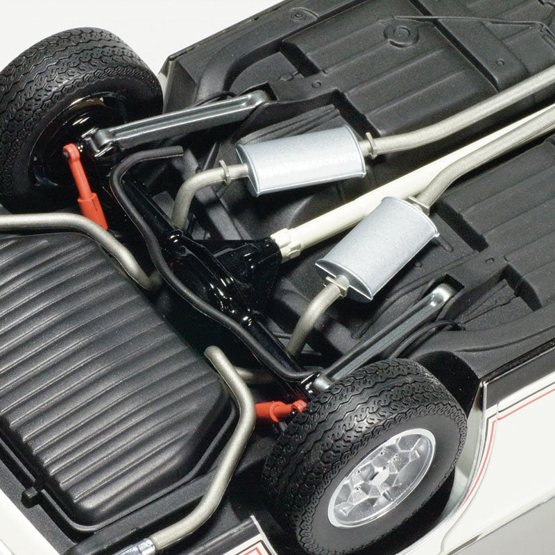 1:18 Holden HZ GTS sedan - Palais White - Classic Carlectables - 18218