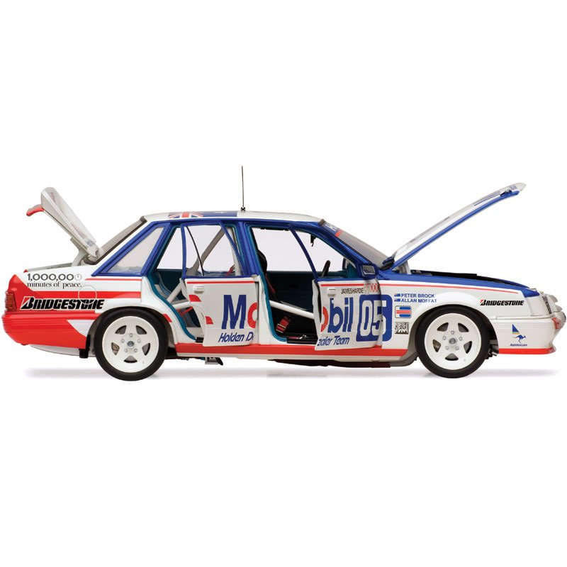 1:18 Holden VK Commodore #05 - 1986 - Bathurst - Mobil Holden Dealer Team - Peter Brock - Classic Carlectables - 18332