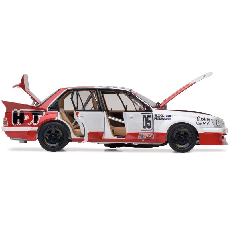 1:18 Holden VH Commodore #05 - 1983 - Bathurst - Marlboro Holden Dealer Team - Peter Brock - Classic Carlectables - 18400