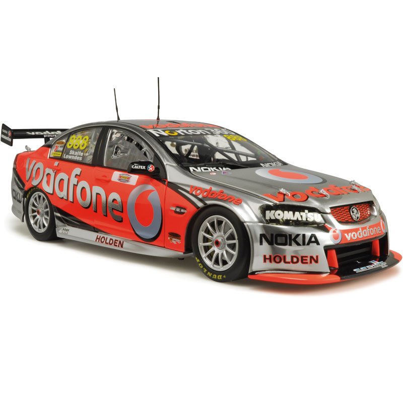 1:18 Holden VE Commodore #888 - 2010 - Bathurst Winner - Triple Eight Race Engineering - Craig Lowndes - Classic Carlectables - 18451
