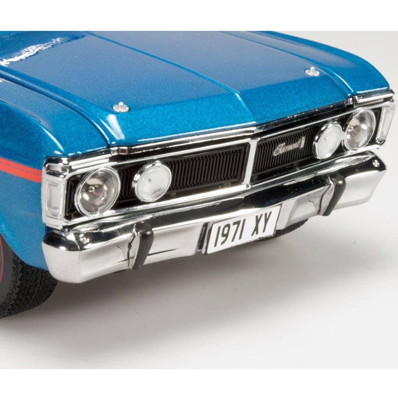 1:18 Ford XY Fairmont GS - Electric Blue - Classic Carlectables - 18572