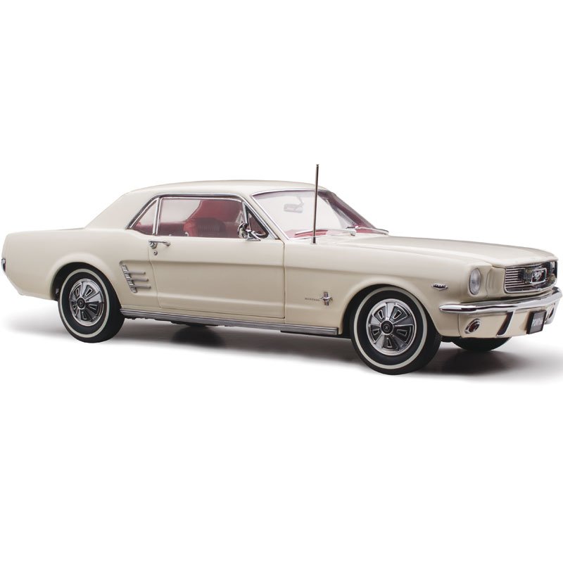 1:18 Ford Pony Mustang - 1966 - Wimbledon White - Classic Carlectables - 18644