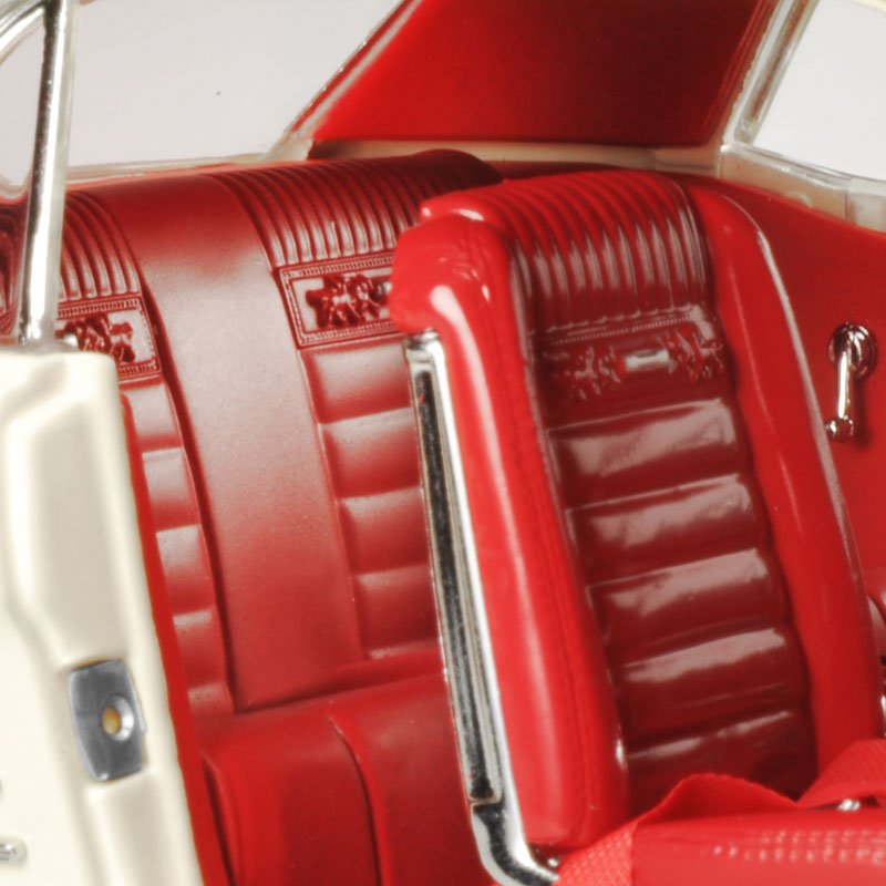 1:18 Ford Pony Mustang - 1966 - Wimbledon White - Classic Carlectables - 18644